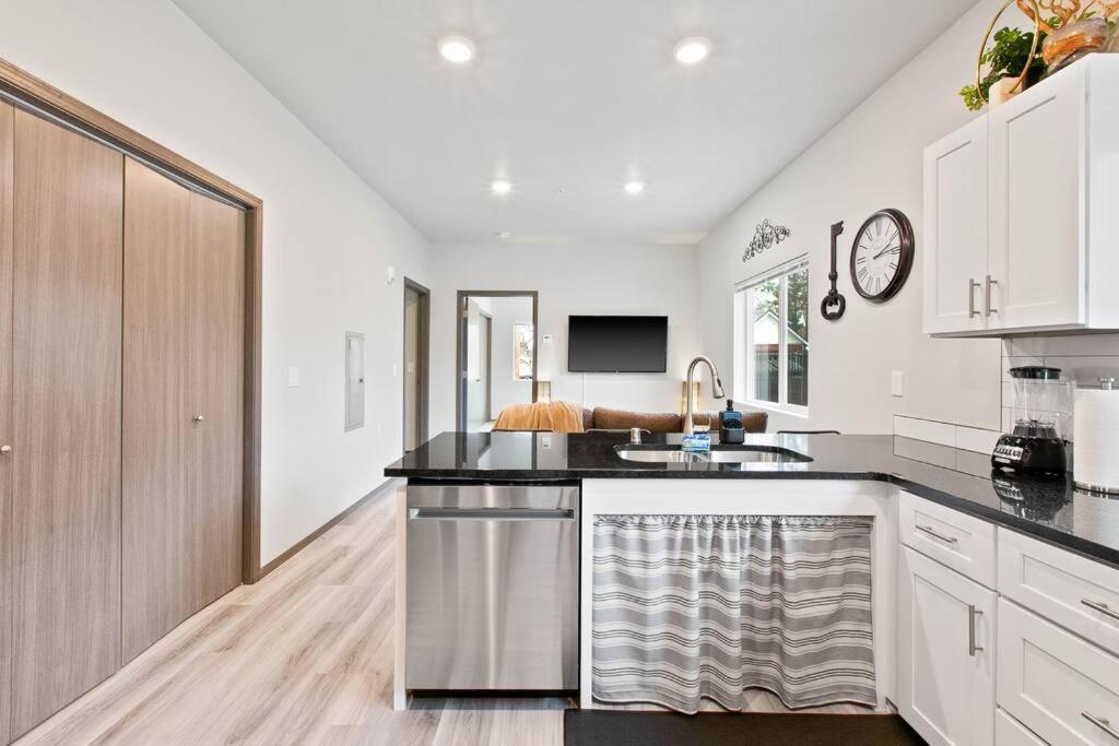 스포캔 Full Ada Unit - 2 Bed 2 Bath Unit Near Downtown 아파트 외부 사진